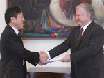 日本の新任大使が外務大臣に資格情報のコピーを手渡しました