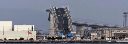 Սա Ամերիկյան ուրախ բլուրներ չեն, այն կամուրջ է Ճապոնիայում