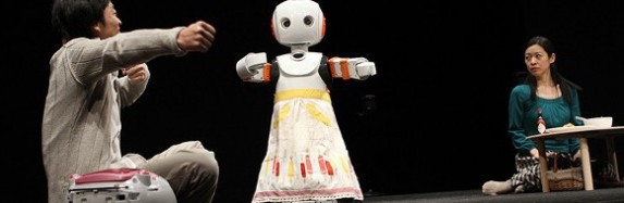 日本では劇場の俳優がロボットである